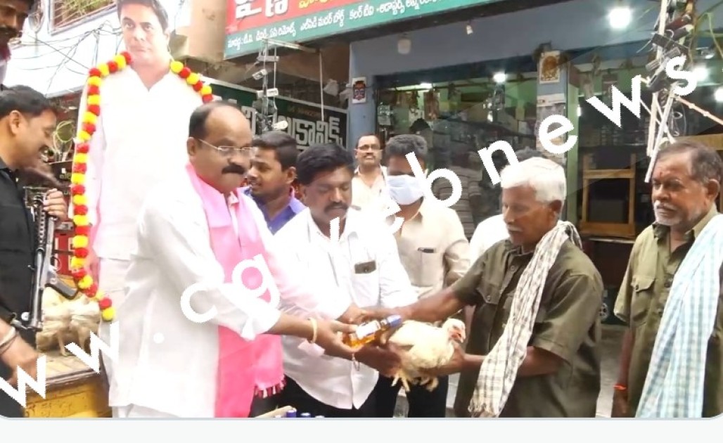 नेता जी ने गली गली में घूम कर लोगों में बांटा शराब और मुर्गा , लोगो की लगी रही लंबी कतार , जाने क्या था वजह