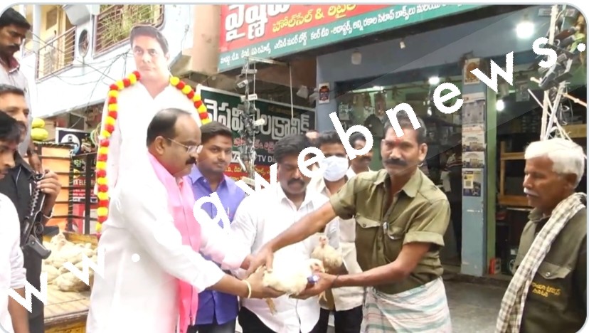 नेता जी ने गली गली में घूम कर लोगों में बांटा शराब और मुर्गा , लोगो की लगी रही लंबी कतार , जाने क्या था वजह