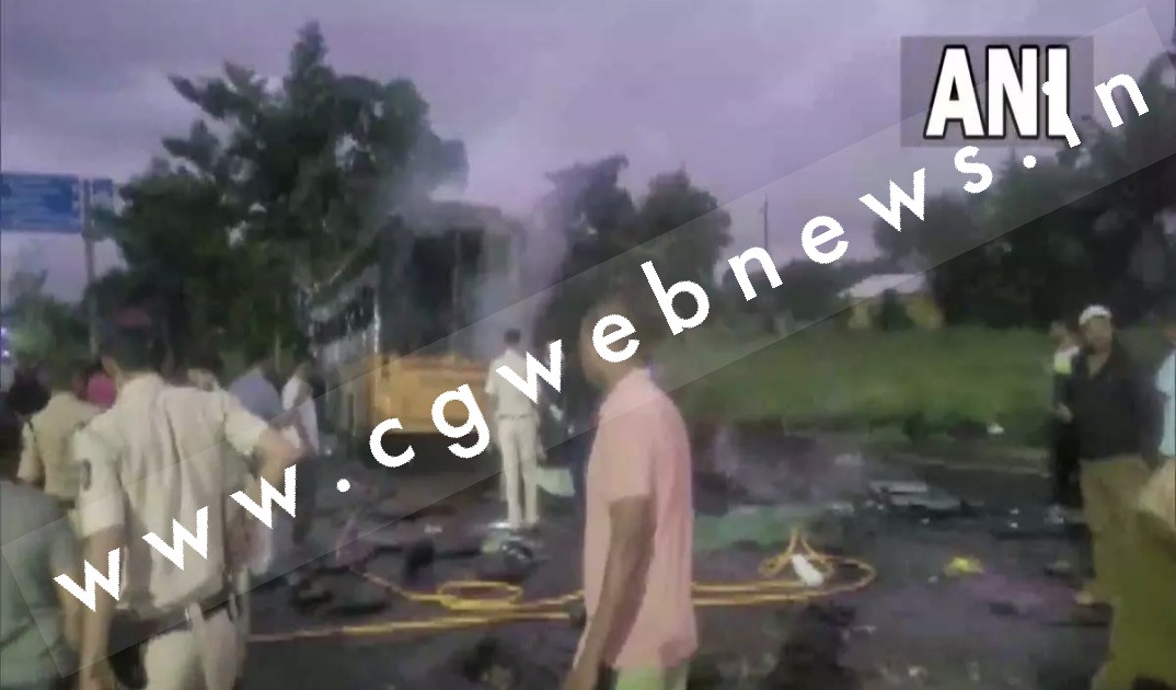 एक्सीडेंट के बाद बस में लगी भीषण आग , 09 लोगो की जल कर मौत , कई यात्री गंभीर रूप से झुलसे