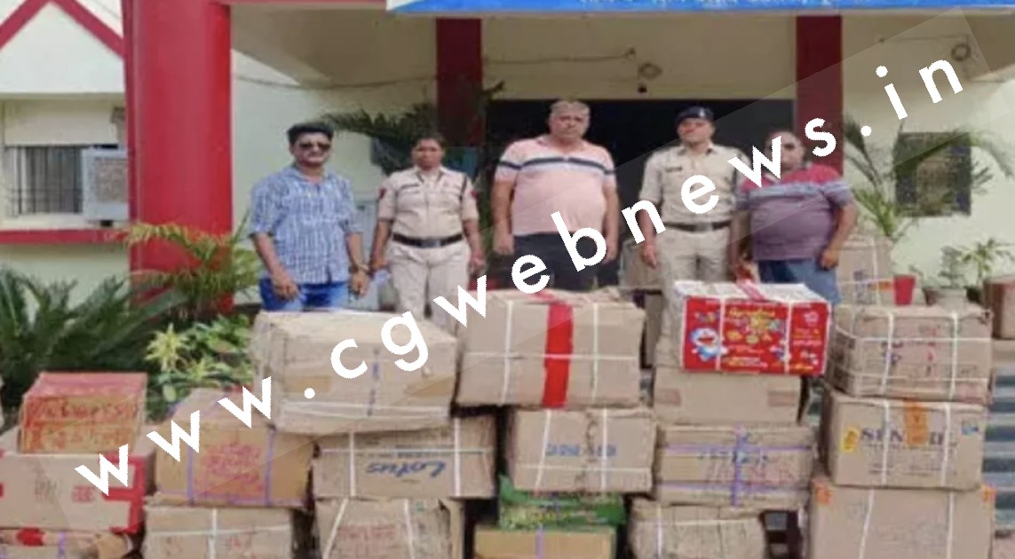 छत्तीसगढ़ , दो फटाका ब्यापरिर्यो के गोदामो पर पुलिस का छापा , 19 लाख का पटाखा जप्त