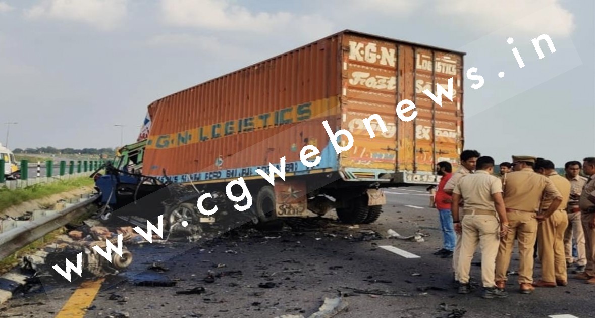 एक्सप्रेस वे पर BMW और कंटेनर में जबरदस्त टक्कर , BMW में सवार 4 लोगों की मौके पर ही मौत