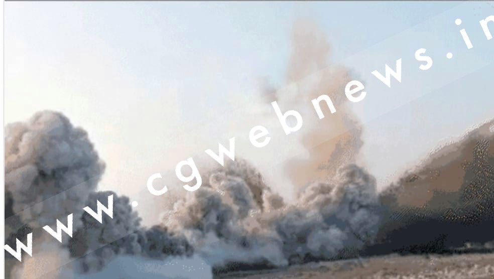 कोरबा में बंद पड़े पावर प्लांट का गगनचुंबी चिमनी गिरी , कई मकान क्षतिग्रस्त , ग्रामीणों ने किया हंगामा