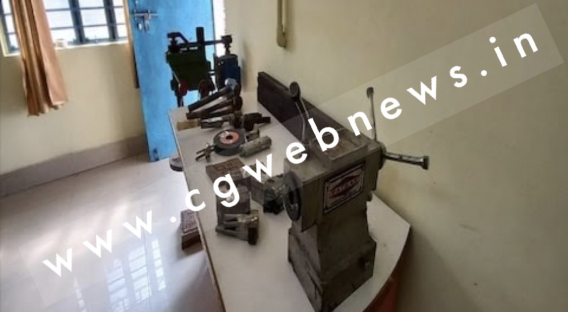 कोर्ट के मोहर्रिर के घर में चल रहा था अवैध हथियार बनाने का कारखाना , पुलिस ने छापा मार कर किया खुलासा