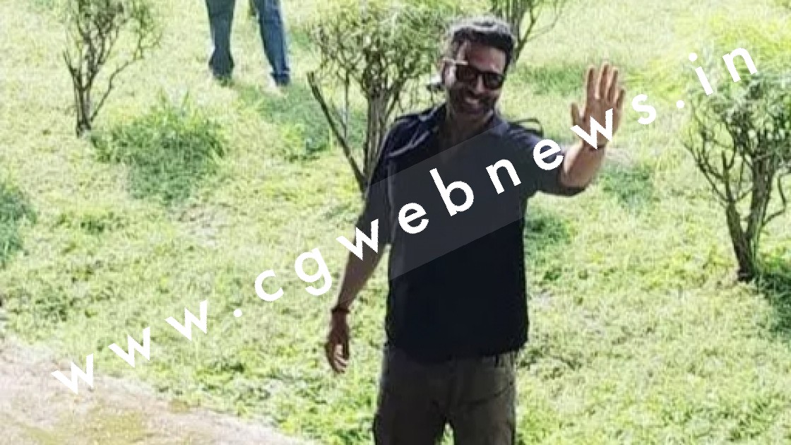 छत्तीसगढ़ - बॉलीवुड स्टार अक्षय कुमार की एक झलक पाने उमड़ रही है लोगो की भारी भीड़