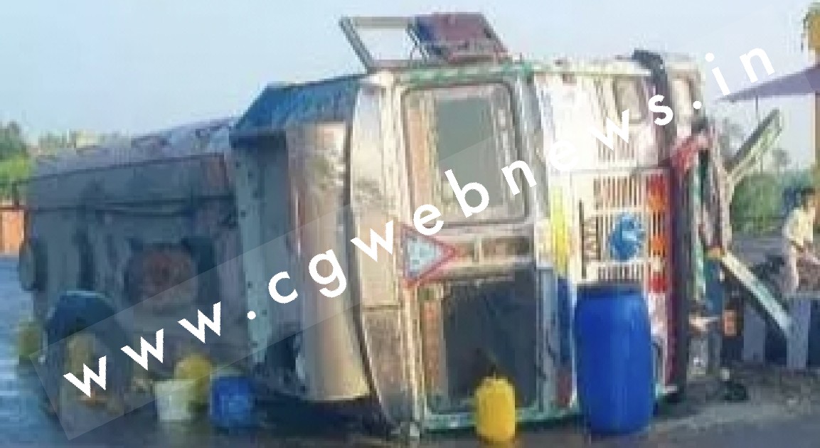 हायवे में सरसों के तेल से भरा टैंकर पलटा , तेल लुटने के लिए बाल्टी , ड्रम लेकर उमड़ी लोगो की भीड़ 
