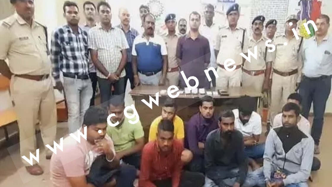 छत्तीसगढ़ - ग्रामीण बन कर  IPS अधिकारी ने जुए के अड्डे पर मारा छापा , लाखों रुपयों के साथ कई जुआरी गिरफ्तार