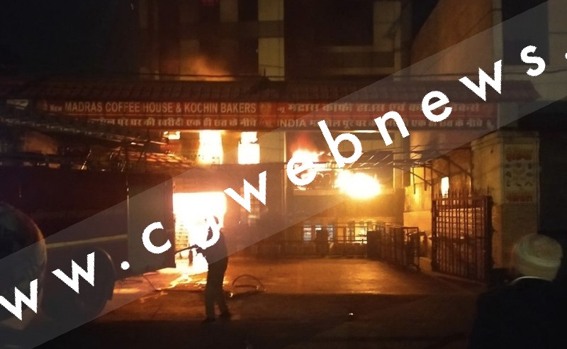 छत्तीसगढ़ - होटल की दूसरी मंजिल में लगी भीषण आग , लोगो ने कूद कर बचाई जान , लाखों के नुकसान की आशंका