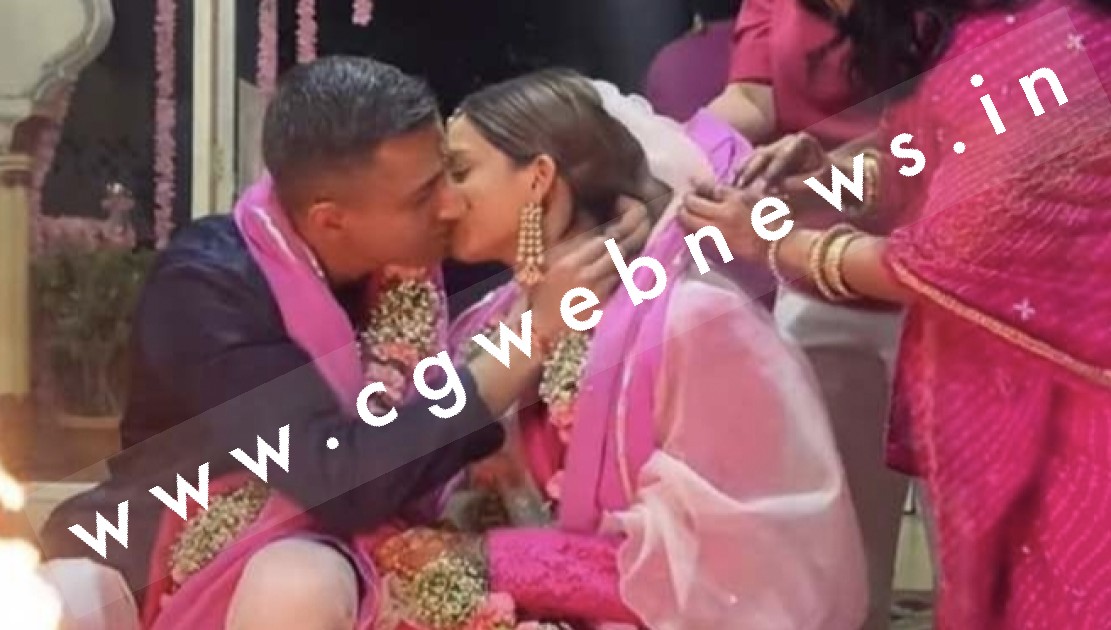 मंडप पर ही रोमांटिक हो गए दूल्हा और दुल्हन , खुद को रोक नहीं पाए दोनों , और सबके सामने कर दिए लिपलॉक किस