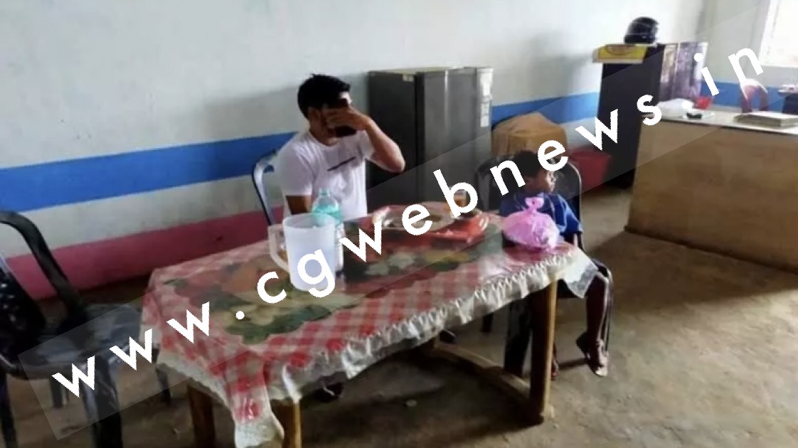 छत्तीसगढ़ - नाबालिग छात्रा के सामने स्कूल में शराब पीना शिक्षक को पड़ा भारी , शिक्षक को DEO ने दिखाया बाहर का रास्ता