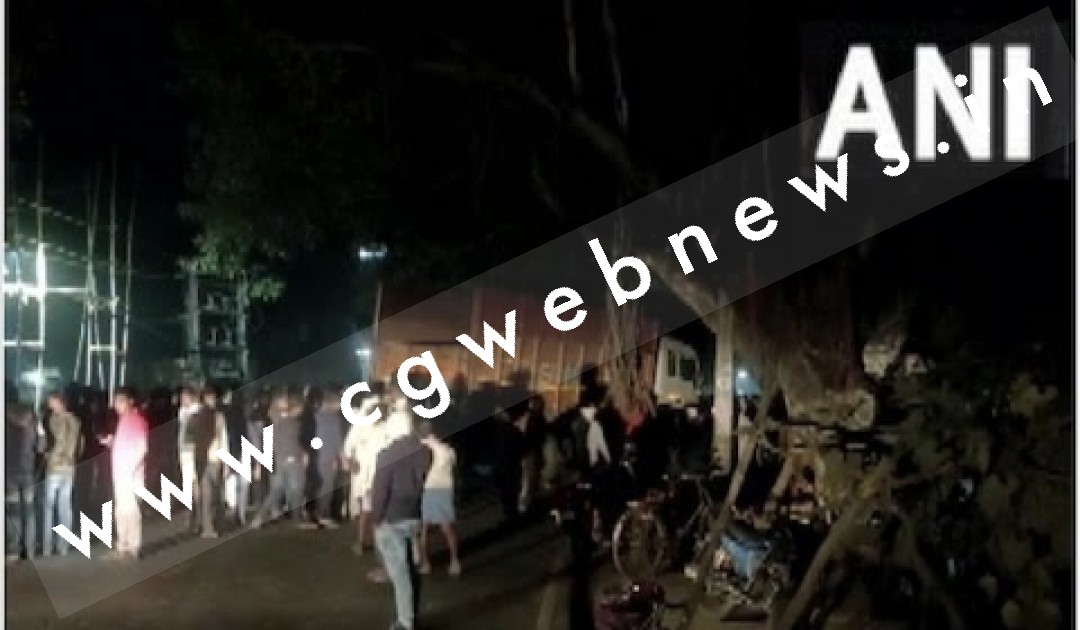 तेज रफ्तार ट्रक अनियंत्रित हो कर बस्ती में घुसा , दर्दनाक हादसे में 08 बच्चो सहित 12 लोगो की मौत