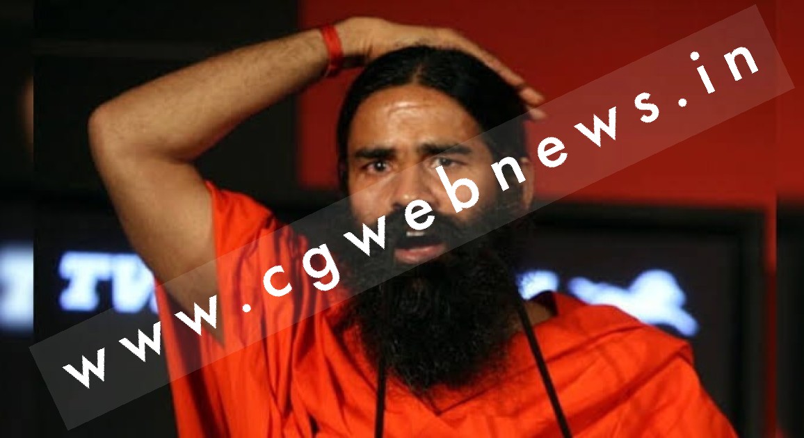 महिलाओ के पहनावे पर विवादित बयान दे कर बुरे फंसे योगगुरु बाबा रामदेव , लोगो ने दी थप्पड़ , लात और मुंडन करने की धमकी 