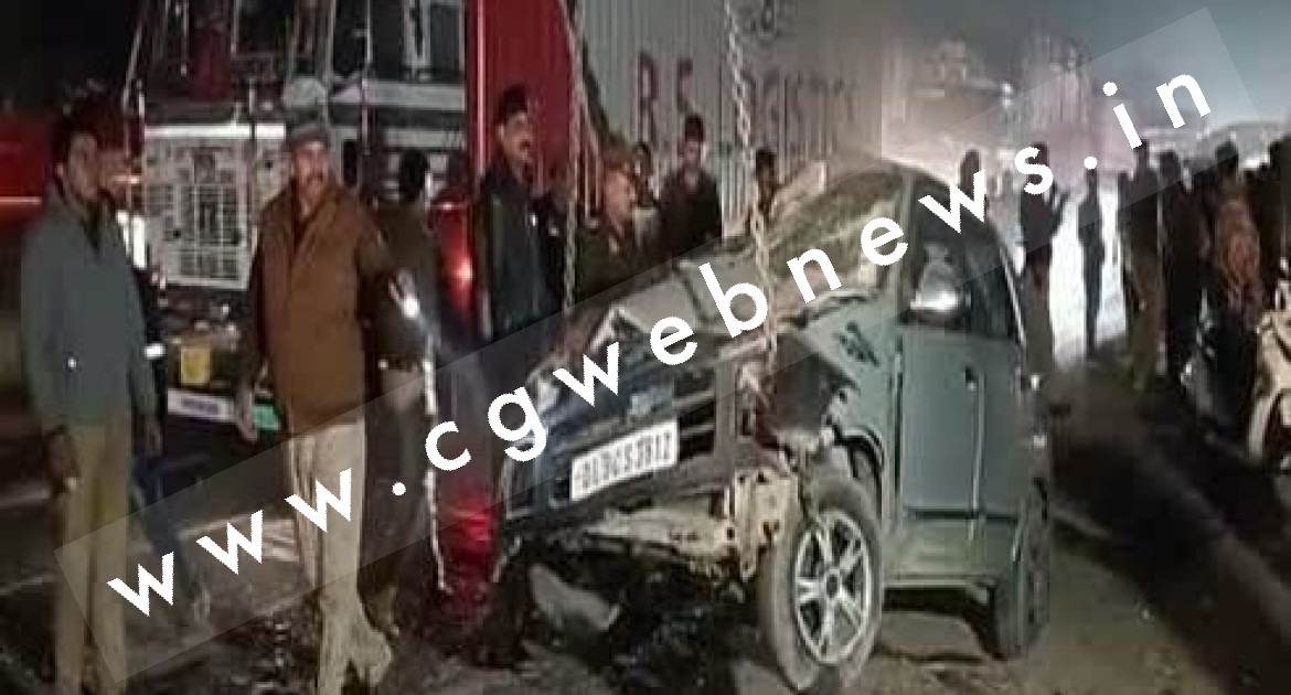 कार और ट्रक में जबरदस्त टक्कर , दर्दनाक हादसे में एक बच्ची और उसके माता पिता की मौके पर ही मौत
