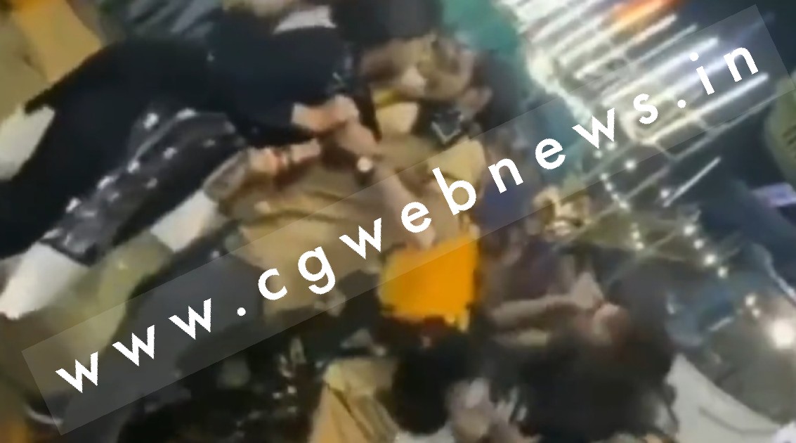 ब्वायफ़्रेंड छीनने को लेकर हंगामा , 05 युवतियों ने मेले में की एक युवती की जम कर पिटाई , वीडियो हुआ वायरल