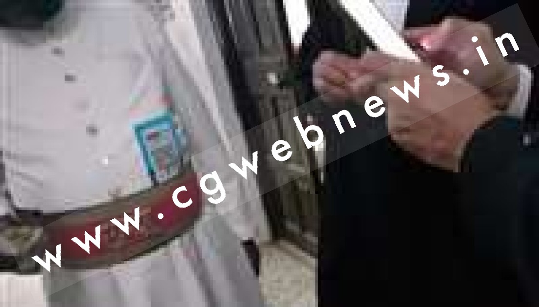 वकीलो से बक्शीश लेने के लिए कमर में चिपका लिया था QR Code , हाईकोर्ट ने जमादार को किया निलंबित