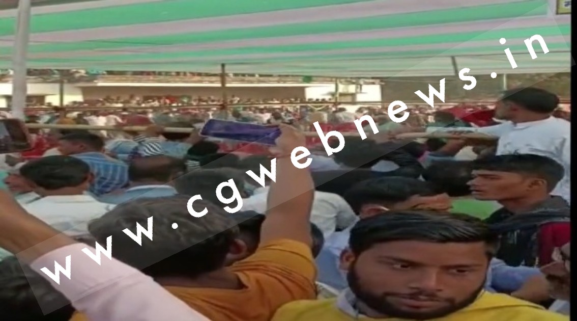 मुख्यमंत्री की सभा में जमकर हंगामा , संबोधन के दौरान हुई मारपीट और चली कुर्सियां , सरकार के खिलाफ लगे नारे
