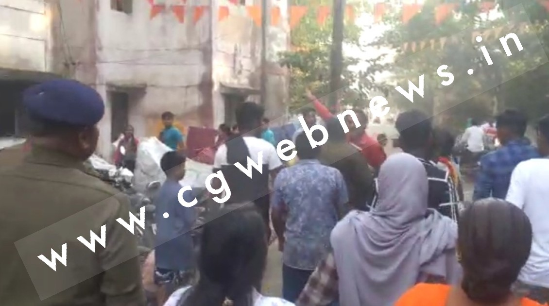 छत्तीसगढ़ में बवाल , दुष्कर्म के आरोपी को फाँसी देने की मांग को लेकर पुलिस पार्टी पर हमला