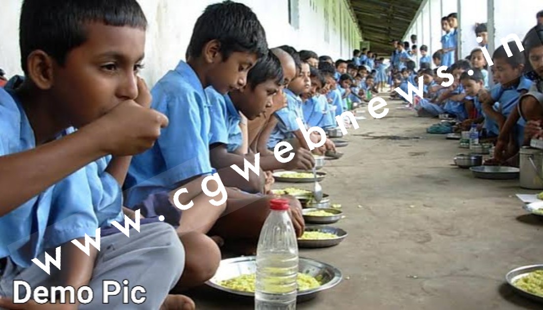 स्कूल में मध्यान्ह भोजन खा कर 15 छात्राओ की बिगड़ी तबियत , हॉस्पिटल ले जाने के बजाय स्कूल में कराने लगे यह काम