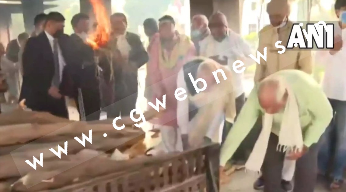 पंचतत्व में विलीन हुईं PM मोदी की मां हीराबेन , पीएम मोदी और उनके भाइयों ने हीरा बा को दी मुखाग्नि