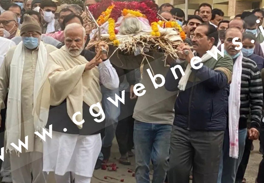 पंचतत्व में विलीन हुईं PM मोदी की मां हीराबेन , पीएम मोदी और उनके भाइयों ने हीरा बा को दी मुखाग्नि