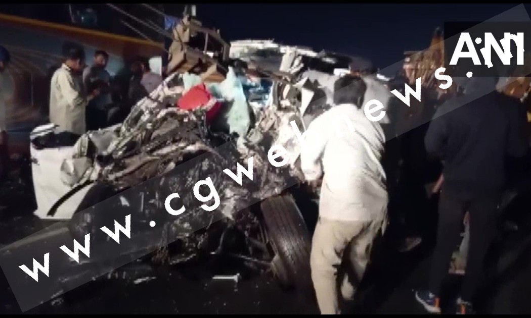 बस ड्राइवर को आया हार्ट अटैक , कार को मारी टक्कर , कार में सवार सभी 08 लोगों की मौत , कई घायल