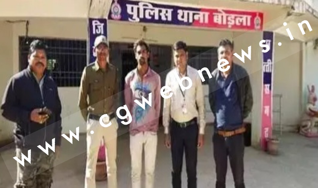 छत्तीसगढ़ - रेप के आरोपी के साथ खिंचाई गई तश्वीर देखने में मशगूल रहे पुलिसकर्मी और आरोपी हो गया फरार