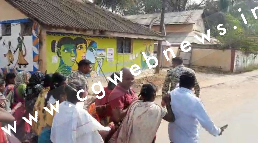 छत्तीसगढ़ - ग्रामीणों से बचकर भागे कोतवाली थाने के सब इंस्पेक्टर , झूमाझटकी के बाद लोगो की भीड़ ने SI को दूर तक दौड़ाया