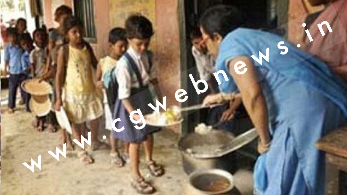 बड़ी खबर , मध्यान्ह भोजन में मिला सांप , जहरीला खाना खा कर कई बच्चे बीमार , परिजनों ने स्कूल में किया तोड़फोड़