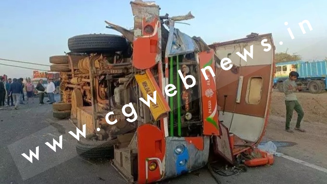 लक्जरी बस और ट्रक में जबरदस्त टक्कर , हादसे में 10 लोगो की मौत , CM ने किया शोक ब्यक्त