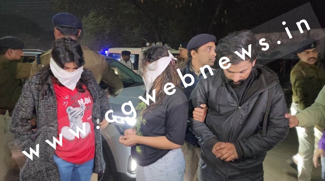 छत्तीसगढ़ - खुलेआम बाइक की टंकी पर प्रेमिका को बैठाकर कर रहा था रोमांस , पुलिस ने पकड़ा तो हाथ जोड़कर लगा रोने