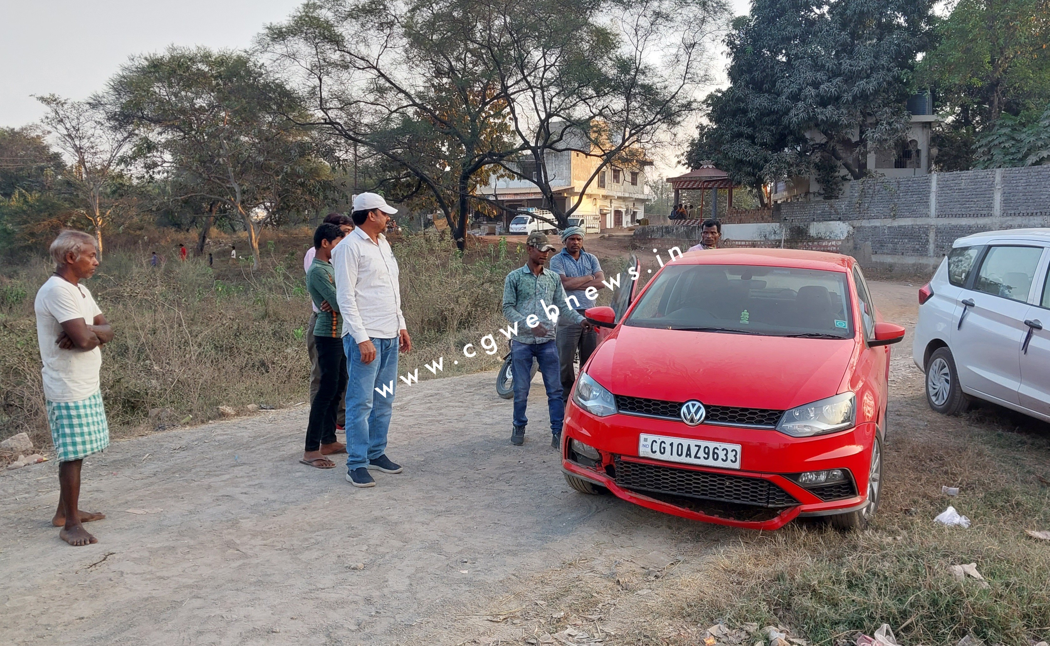 सक्ती - हरेठी पुल के पास सड़क हादसा , बाईक सवार को बचाने के चक्कर मे कार चालक ने ,,,