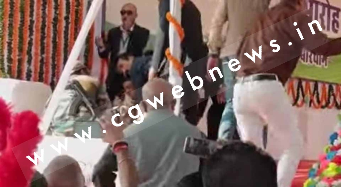 छत्तीसगढ़ - गणतंत्र दिवस समारोह के दौरान मंच पर SP की तबीयत हुई खराब , मची अफरा तफरी