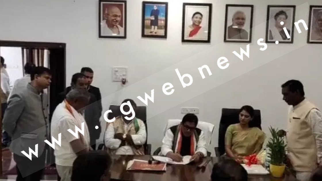 छत्तीसगढ़ - गणतंत्र दिवस के दिन मंत्री ने किया CMO को सस्पेंड , कार्यवाही से मीटिंग में रो पड़े CMO साहब