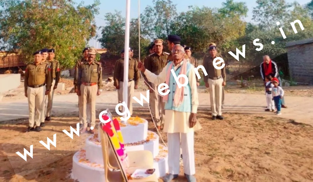 छत्तीसगढ़ - पहली बार थाने में आम ग्रामीण ने किया ध्वजारोहण , थाना प्रभारी के इस पहल की हो रही है प्रसंसा
