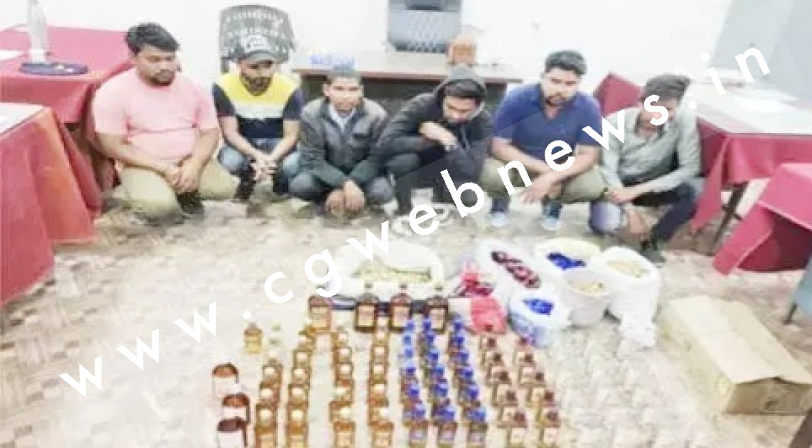 छत्तीसगढ़ - सरकारी शराब में मिलावट , शासकीय अंग्रेजी शराब दुकान के सुपरवाइजर और गार्ड सहित 6 गिरफ्तार