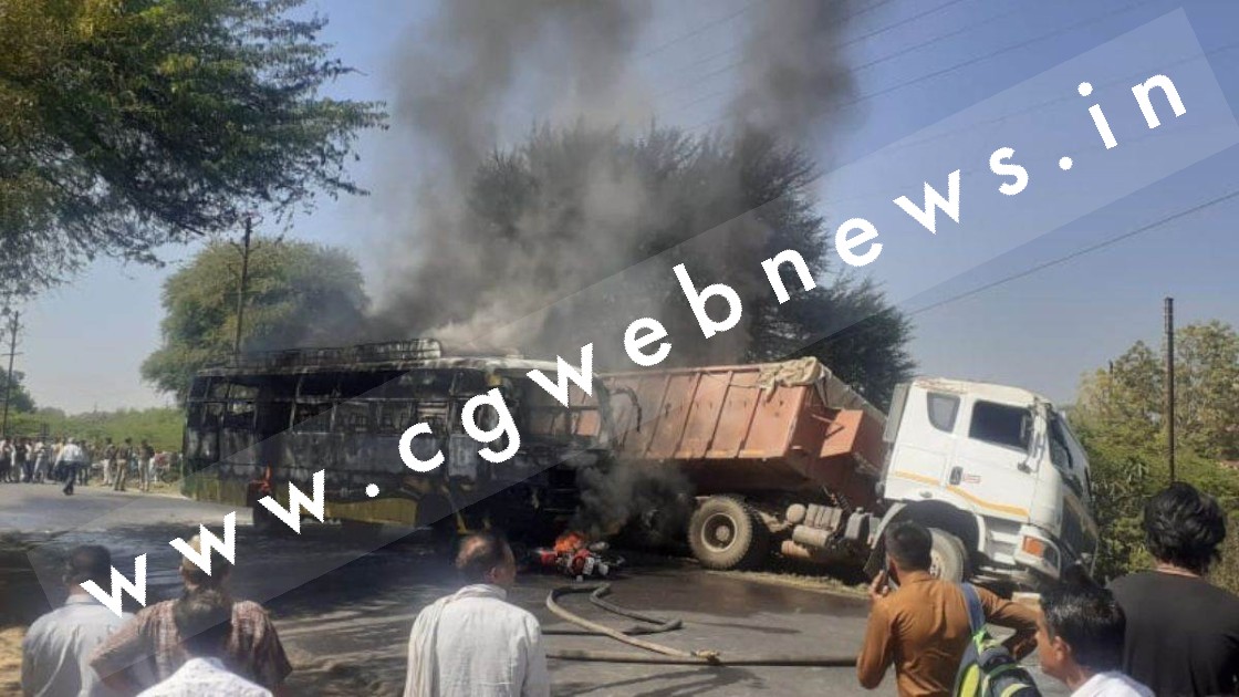 बस की चपेट में आने से युवक की मौत , आक्रोशित लोगों ने बस और ट्रेलर में लगाई आग , भारी संख्या में पुलिस बल मौजूद