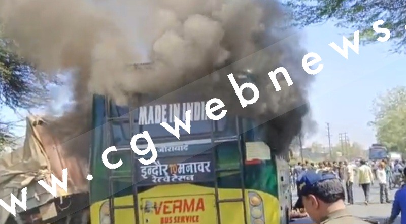 बस की चपेट में आने से युवक की मौत , आक्रोशित लोगों ने बस और ट्रेलर में लगाई आग , भारी संख्या में पुलिस बल मौजूद