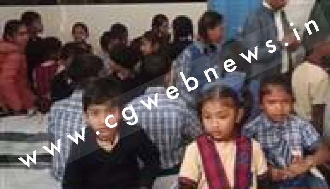 स्कूली छात्र छात्राओं पर मधुमक्खियों ने किया हमला , स्कूल में मची अफरातफरी , 25 से अधिक बच्चे घायल