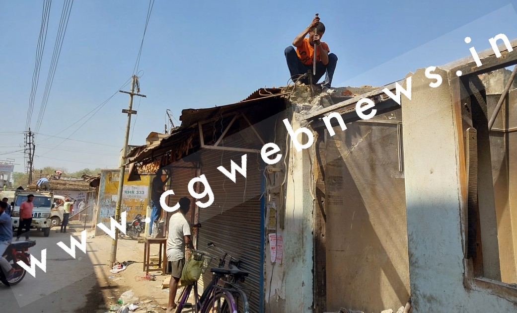 सक्ती - बड़ा भयावह है बुधवारी बाजार का नजारा , अपने ही हाथों से अपनी दुकानों को तोड़ रहे है ब्यापारी