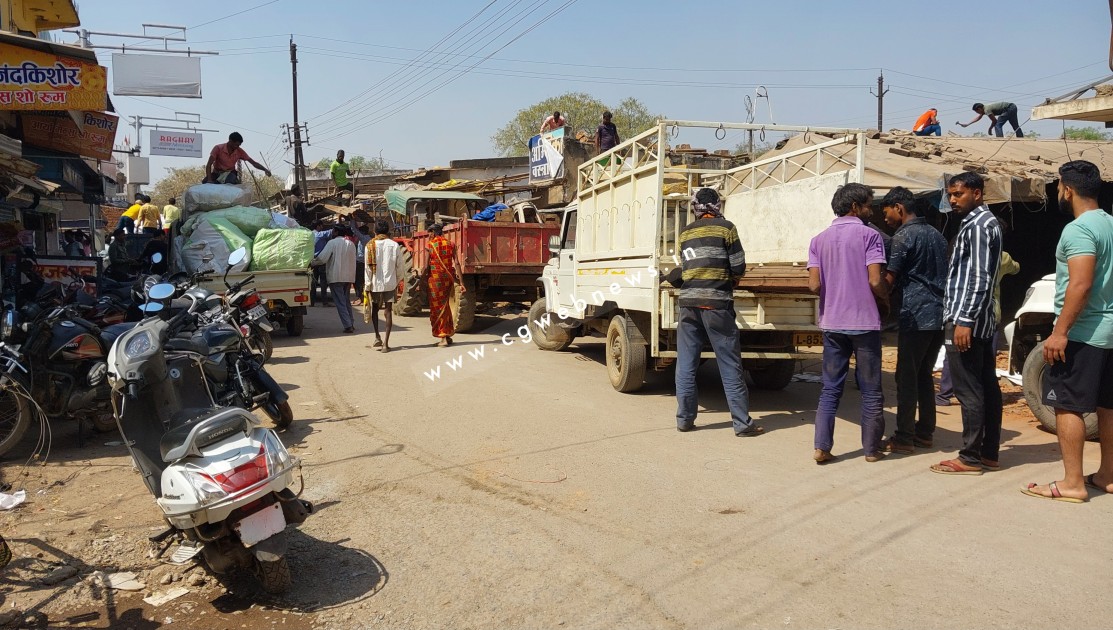 सक्ती - बड़ा भयावह है बुधवारी बाजार का नजारा , अपने ही हाथों से अपनी दुकानों को तोड़ रहे है ब्यापारी