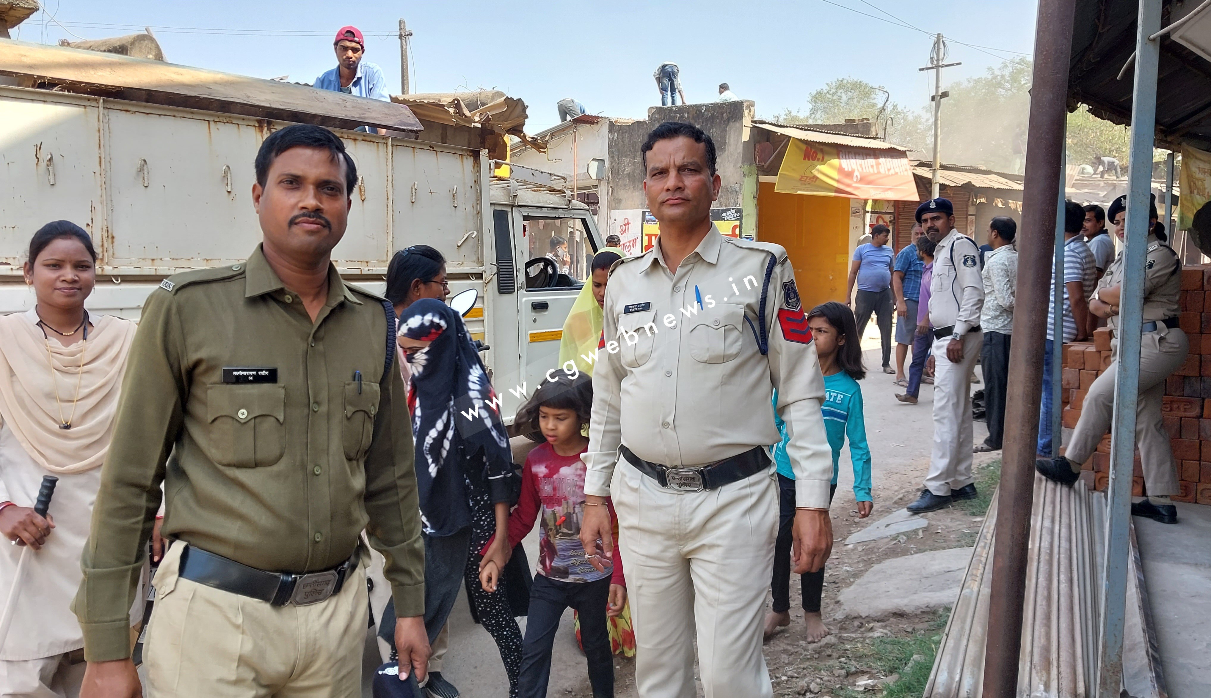 सक्ती - बड़ा भयावह है बुधवारी बाजार का नजारा , अपने ही हाथों से अपनी दुकानों को तोड़ रहे है ब्यापारी