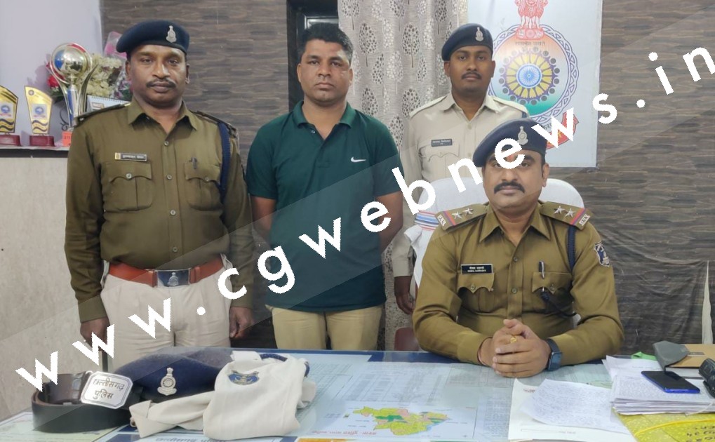जांजगीर चाम्पा - अवैध वसूली करते फर्जी पुलिस आरक्षक गिरफ्तार , पुलिस की वर्दी सहित बाईक जप्त