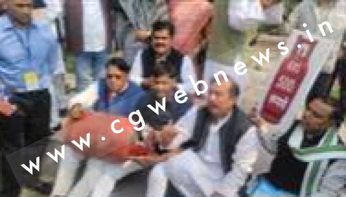 विधानसभा में LPG सिलेंडर लेकर पहुंचे विधायक , सुरक्षाकर्मियों ने रोका , विधायकों ने की नारेबाजी