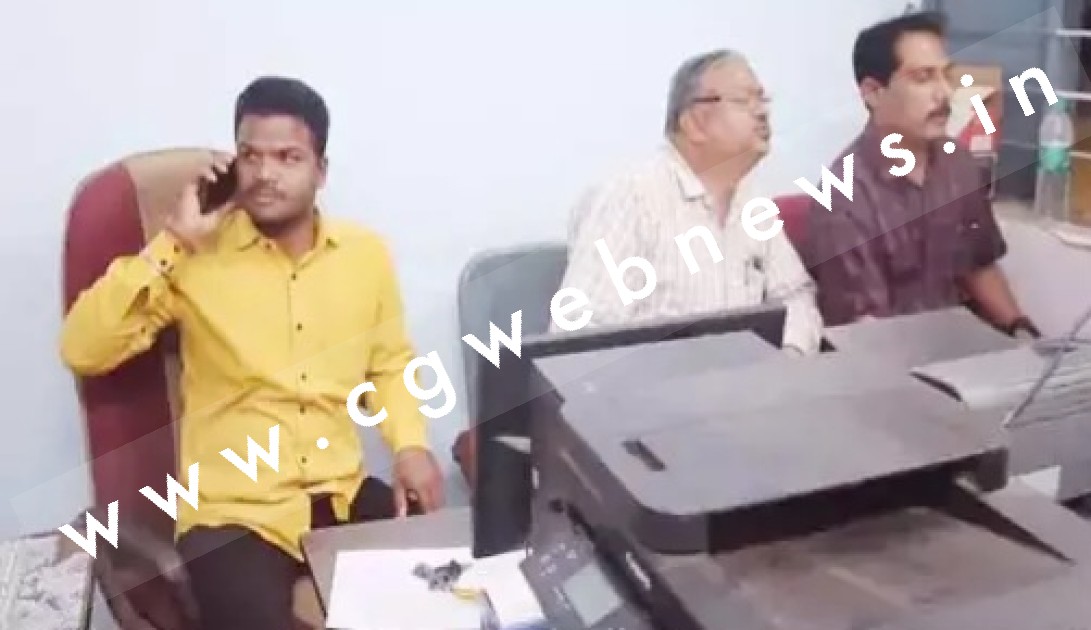 छत्तीसगढ़ - सरेंडर करने थाने आये भाजपा नेता को सब इंस्पेक्टर ने अपनी कुर्सी पर बिठाया , तश्वीर हुई वायरल