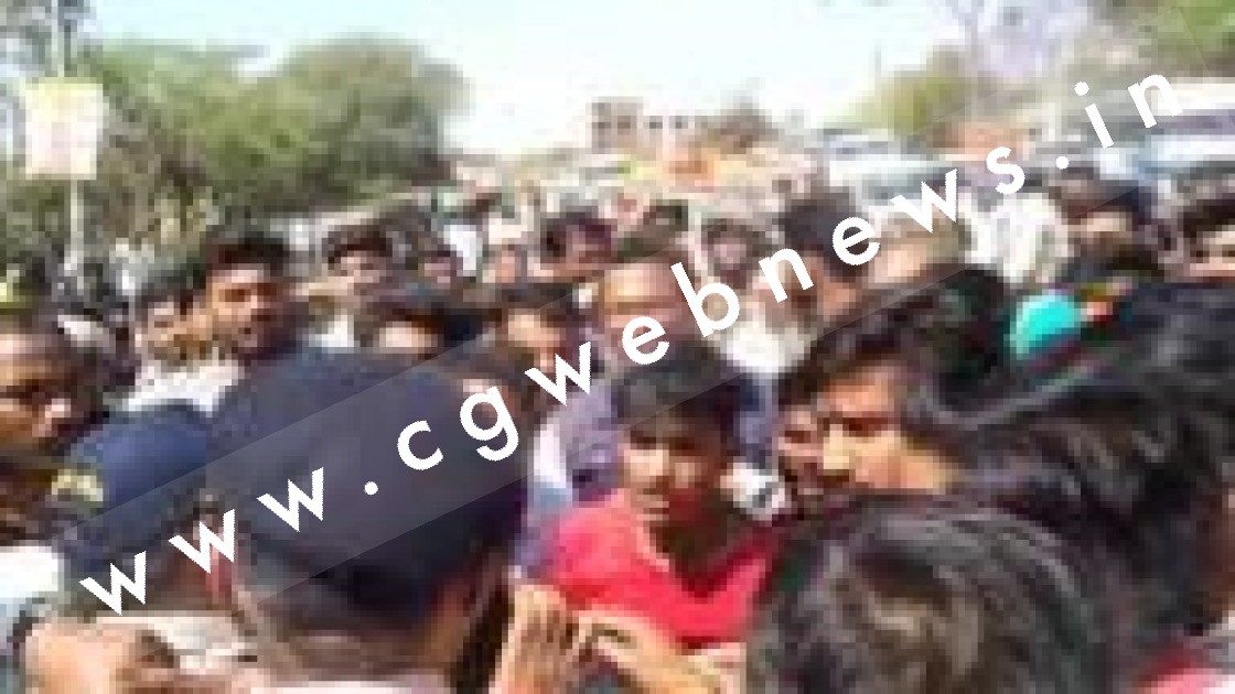 गंभीर हालत में रिफर मरीज के लिए दिया खाली ऑक्सीजन सिलिंडर , रास्ते में हुई मौत , परिजनों ने किया चक्काजाम