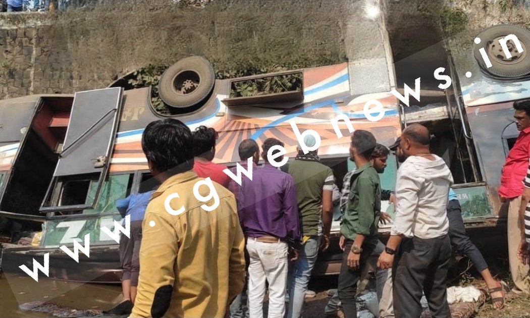 शारदा ढाबा के पास अनियंत्रित होकर पलटी बस , हादसे में दो महिलाओं की मौके पर ही मौत , कई यात्री घायल