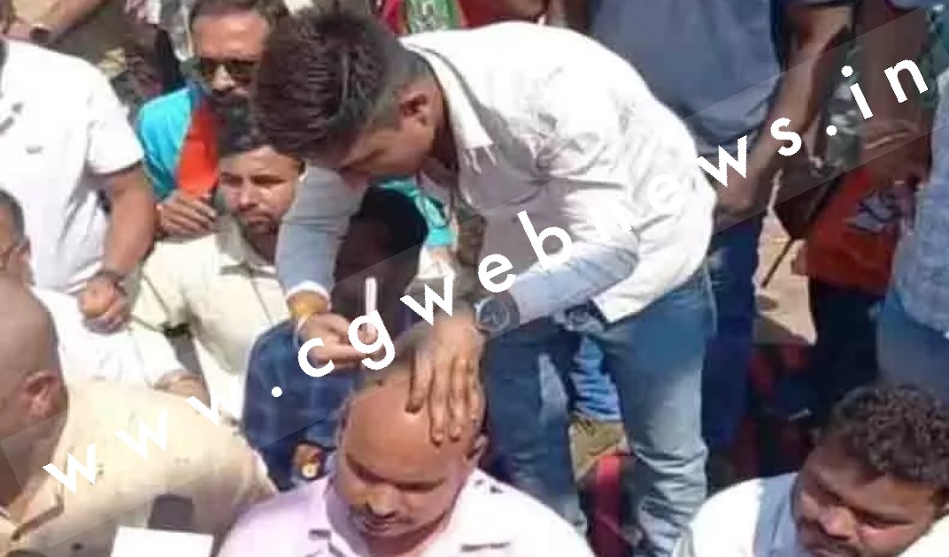 छत्तीसगढ़ - भाजयुमों के नेताओं ने बीच चौराहे पर सिर मुंडवा कर जताया विरोध , जाने क्या है मामला