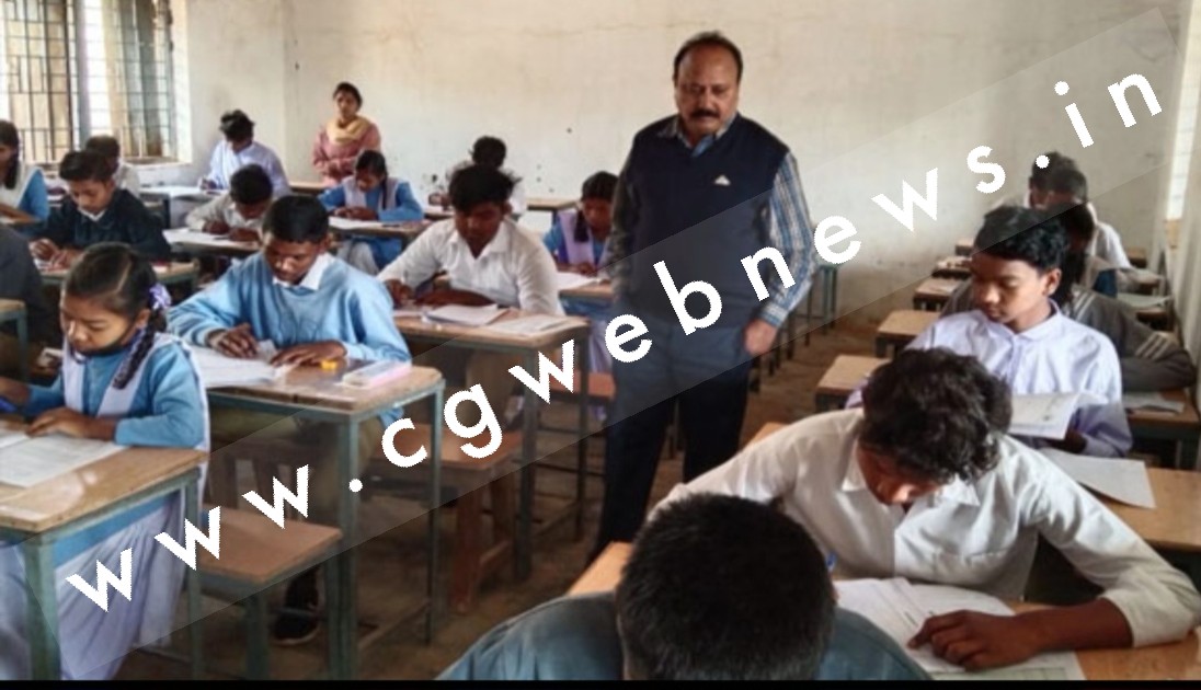 छत्तीसगढ़ - केंद्राध्यक्ष करा रहे थे 10वी की बोर्ड परीक्षा में सामूहिक नकल , फिर से हो सकता है गणित का पेपर