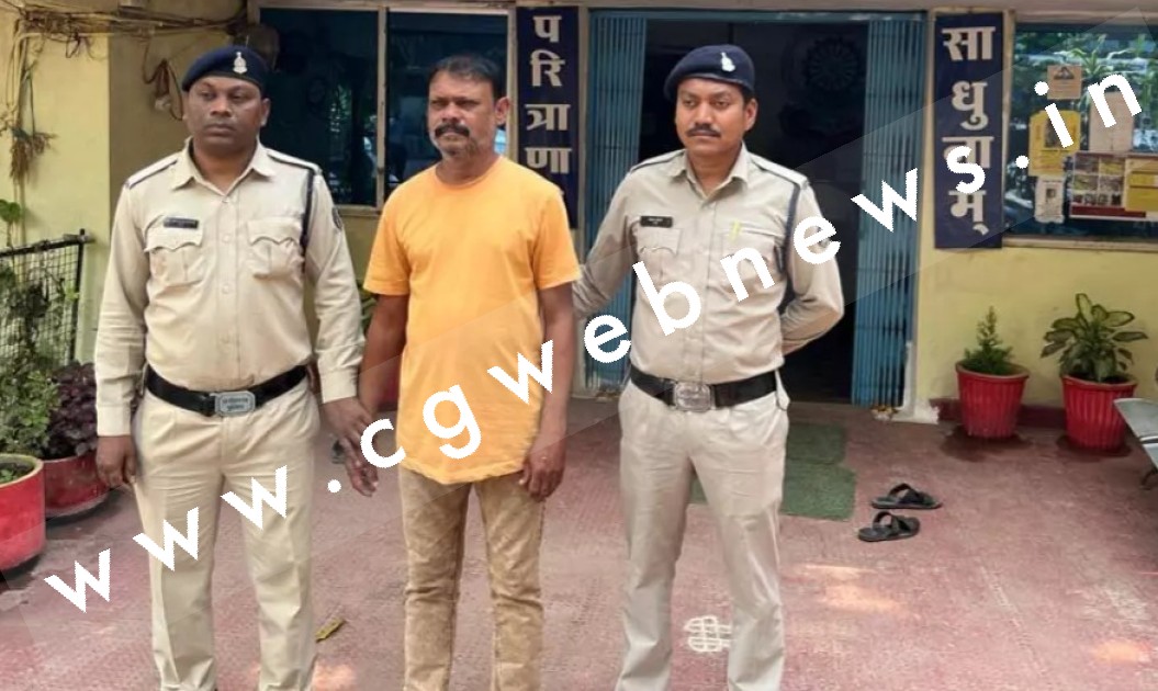 छत्तीसगढ़ - स्कूल के क्लर्क ने बच्चो पर तेज़ाब डालने की धमकी देकर महिला के साथ किया रेप , हुआ गिरफ्तार