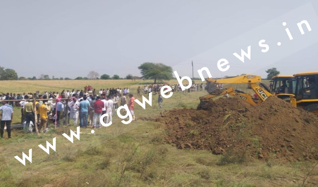 खुले बोरवेल गिरा एक और मासूम , 50 फीट गहराई में है अटका हुआ है 08 साल लोकेश , रेस्क्यू आपरेसन जारी