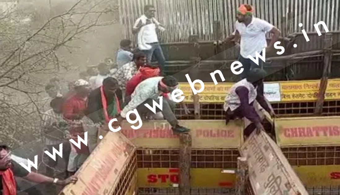 तगड़ी बेरिकेटिंग और पानी की बौछारों को पार कर विधानसभा के करीब पहुंचे भाजपाई , कई जगह पुलिस के साथ झूमाझटकी